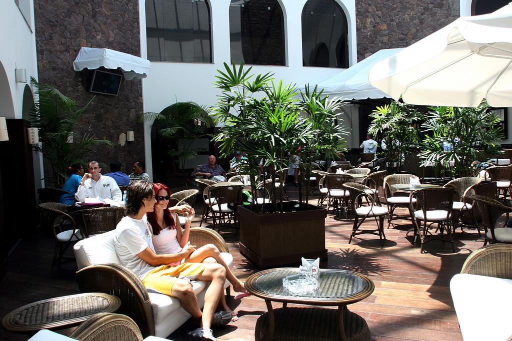 Hotel Tropical Manaus Exterior photo Patio de la Casa Colorada