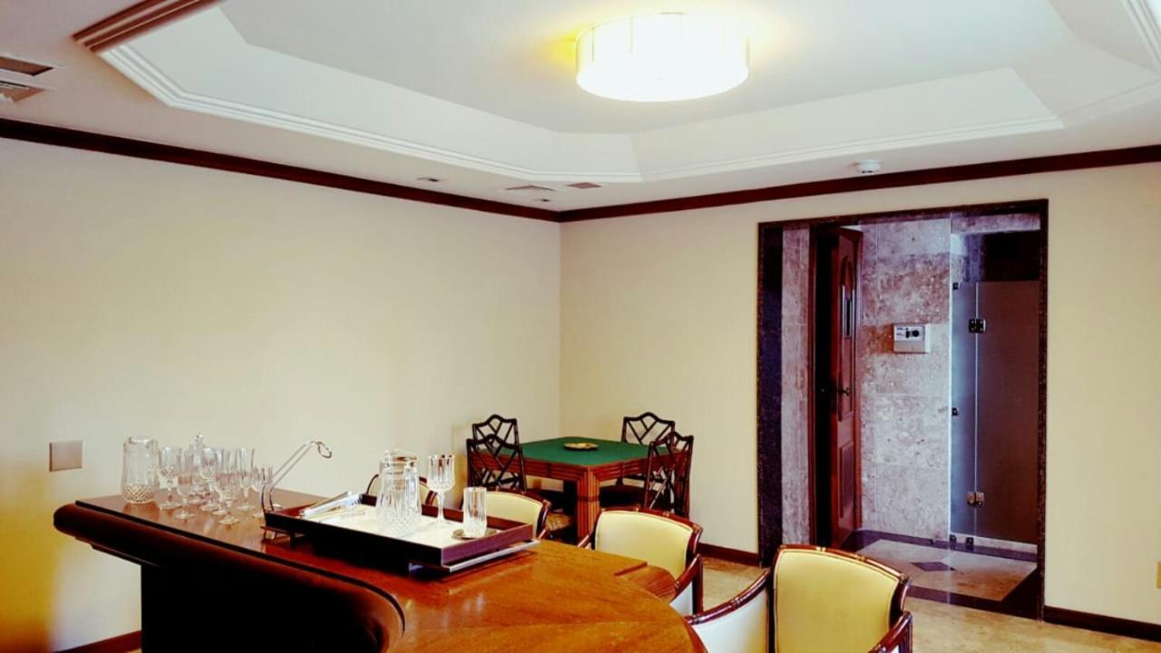 Hotel Tropical Manaus Exterior photo A room with a ceiling cornice