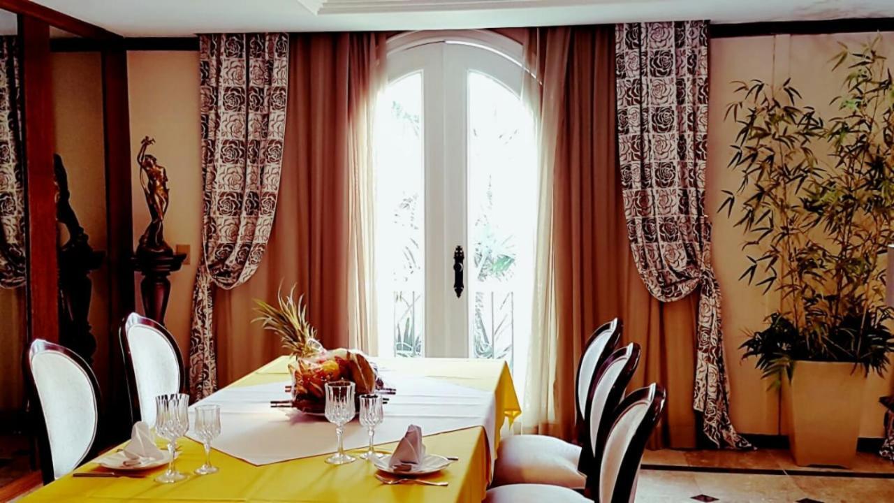Hotel Tropical Manaus Exterior photo Curtains in a dining room