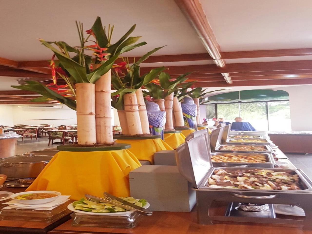 Hotel Tropical Manaus Exterior photo A buffet at a hotel